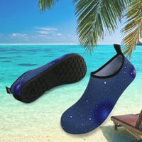 Muškarci i žene klizanje na bosonogim brzo suhim plaži aqua joga vodene cipele