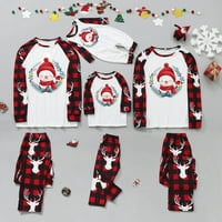 Božićni pokloni koji odgovaraju obiteljskoj pidžami postavlja božićne pjs s slovom i kariranim tiskanim majicom
